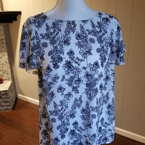 Banana Republic Tops - Short sleeved Black and white flowered top